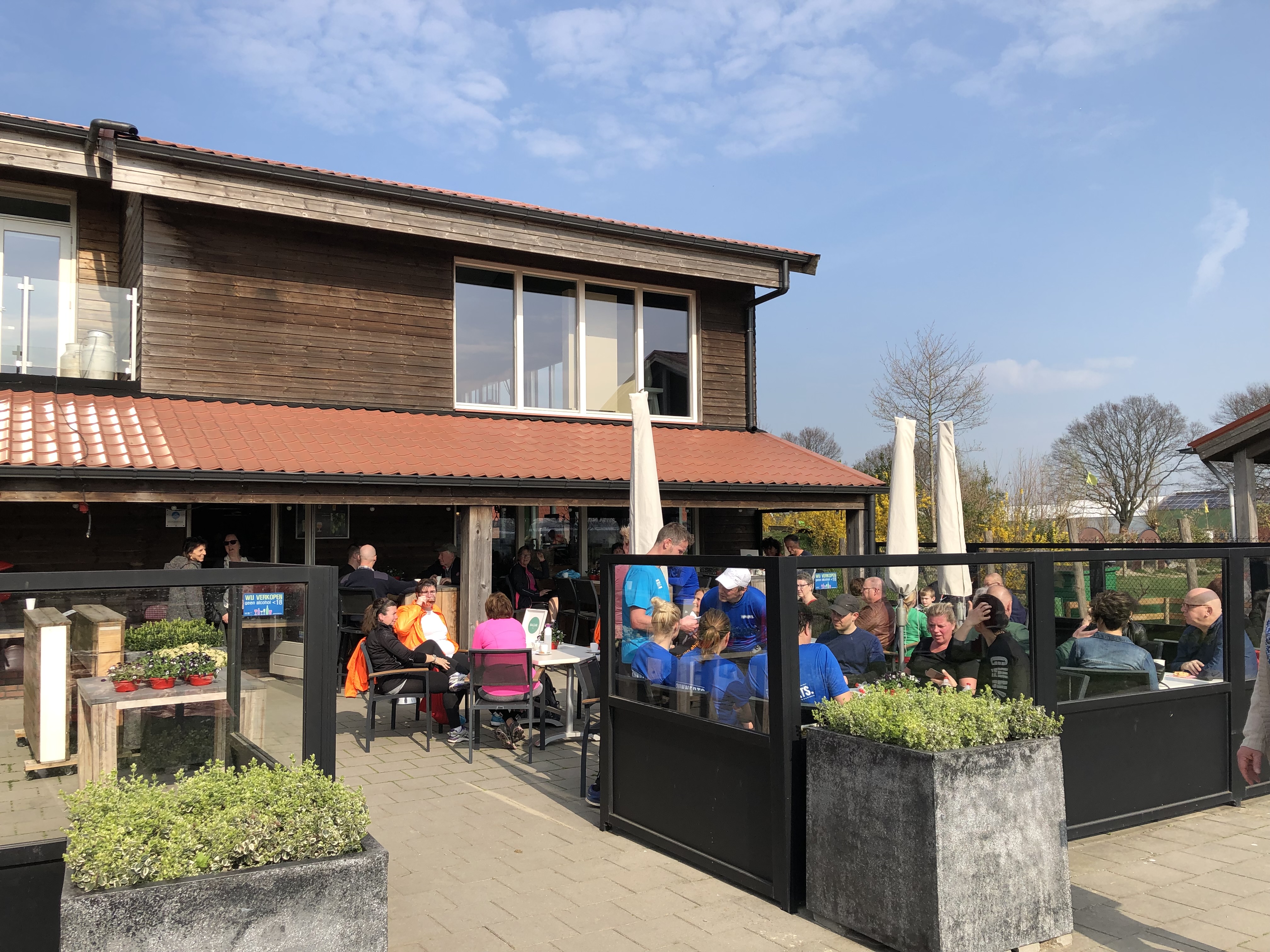 Horeca op de boerderij U bent van harte welkom op ons mooie terras van Boerderij Het Lansingerland. Hier geniet u van de rust, ruimte en gezelligheid. U kunt bij ons terecht voor lunch, koffie, thee, frisdranken, bier of wijn. Dineren kan alleen in overleg. Binnen in onze lunchroom heeft u een prachtig uitzicht op de koeien. Een unieke ervaring